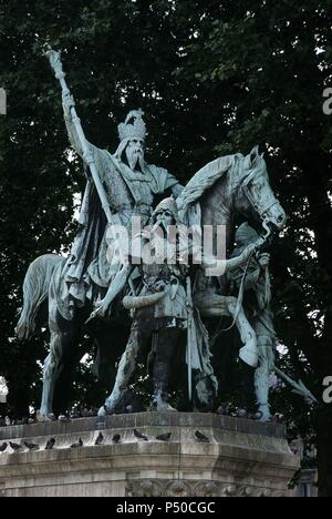 CARLOMAGNO (742-814). Rey de los francos (768-814), de los lombardos (774-814) y emperador (800-814) del imperio romano de occidente. ESTATUA ECUESTRE DE CARLOMAGNO, ACOMPAÑADO POR LOS MIEMBROS DE SU GUARDIA ORLANDO Y OLIVERIO Escultura realizada por los hermanos Luís y Carlos ROCHET (1877). Jardín junto a Notre Dame. París. Francia. Foto Stock