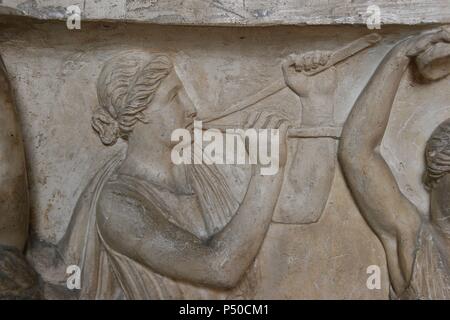 Arte romana. Donna che gioca doppio flauto "Aulos". Sollievo. Dettaglio del sarcofago. Musei Vaticani. Città del Vaticano. Foto Stock