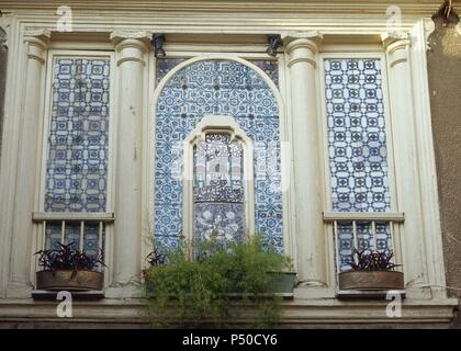 La Siria. Damasco. La decorazione di piastrelle all'esterno di Beit Nassan Palace. Foto Stock