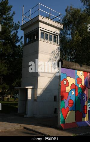 Torre di avvistamento e strecht del muro di Berlino nel Museo degli Alleati. Berlino. Germania. Foto Stock