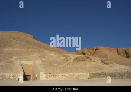 La Valle dei Re. Sulle pareti sono scolpite le tombe di roccia del nuovo regno dei faraoni. Ingresso alla tomba del faraone Ramses IV. L'Egitto. Foto Stock