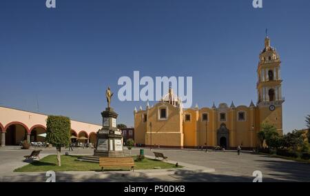Messico. Cholula. Piazza Zocalo e la chiesa di San Pietro. Nel centro, monumento a Benito Juarez (1806-1872). Foto Stock