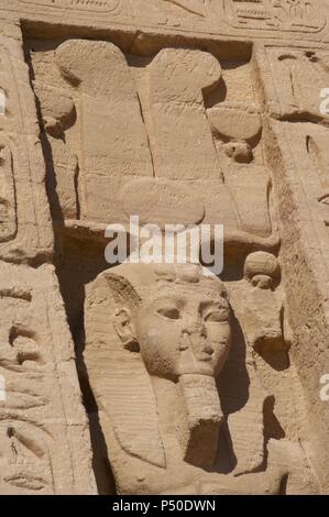 Il faraone Ramses II (1290-1224 a.C.). Nuovo Regno. Tempio di Hathor o piccolo tempio. Abu Simbel. L'Egitto. Foto Stock