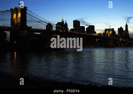 Stati Uniti. New York. Il ponte di Brooklyn. Progettato da John Augustus Roebling. È stato aperto nel 1883. Vista notturna. Foto Stock