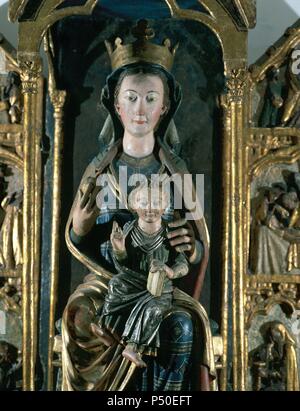 Arte Gotica. La Madonna e il bambino. Essa proviene dal monastero di San Andres del Arroyo (Palencia). Esso risale al XIII-XIV secolo. Scolpita in legno. Mares museo. Barcellona. La Catalogna. Foto Stock