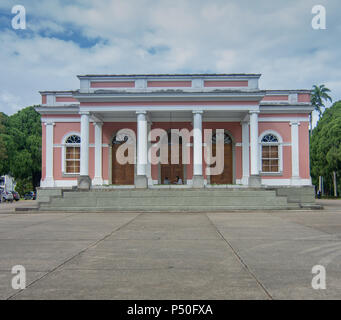 Petropolis, Rio de Janeiro, Brasile - 17 Maggio 2018: due studenti non identificato lo studio sulle scale del Museo Imperiale con la bilding e Foto Stock