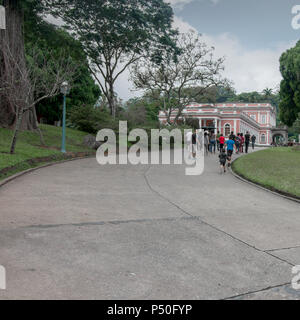 Petropolis, Rio de Janeiro, Brasile - 17 Maggio 2018: gruppi di studenti marciare verso il Museo Imperiale, per imparare a conoscere la storia della Braziliam Foto Stock