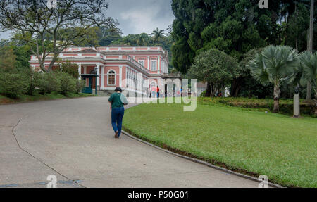 Petropolis, Rio de Janeiro, Brasile - 17 Maggio 2018: gruppi di studenti marciare verso il Museo Imperiale, per imparare a conoscere la storia della Braziliam Foto Stock