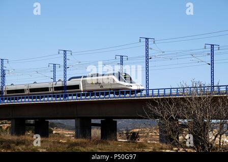 AVE (Tren de Alta Velocidad Española) circulando por los alrededores de Montblanc. Comarca de la Conca de Barberà. Provincia de Tarragona. Cataluña. Foto Stock