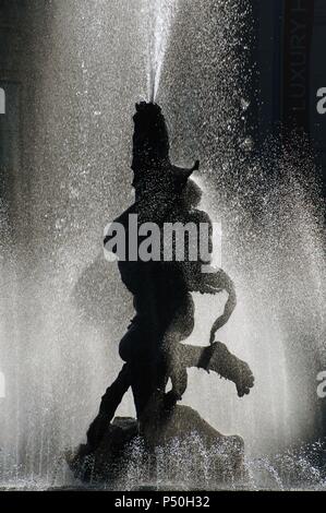 L'Italia. Roma. Fontana della Naiads, 1870-1888. La scultura del naiads sono da Mario Rutelli (1859-1941), 1901. Piazza della Repubblica. Dettaglio a retroilluminazione. Foto Stock