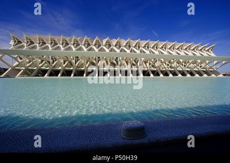 ARTE siglo XX. ESPAÑA. CIUDAD DE las Artes y las Ciencias. Proyecto realizado en 1999 por Santiago Calatrava (n.1951). Vista del Museo de las Ciencias Príncipe Felipe. VALENCIA. Comunidad Valenciana. Foto Stock