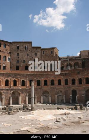 Foro di Traiano, attribuita all'architetto Apollodoro di Damasco. Mercati di Traiano (Mercatus Traiani). Costruito nel 100-100 d.c. Roma. L'Italia. Foto Stock