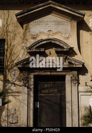 L'Italia. Roma. La Basilica di San Clemente (Basilica di San Clemente al Laterano). Chiesa dedicata a Papa Clemente I (1cenutry A.C.). Fondata nel IV secolo, ricostruita nel XII secolo e ricostruita nel XVIII secolo. Esterno. Dettaglio. Foto Stock