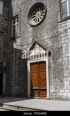 Montenegro. Cattaro. Convento francescano di Santa Chiara. Il XVIII secolo. Facciata. Foto Stock