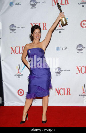 Ana Ortiz - UNA LMA premi al Pasadena Civic Auditorium del Centro di Los Angeles. per tutta la lunghezza il contatto visivo sorriso trophy - 14 OrtizAna 14.jpg14 OrtizAna 14 evento nella vita di Hollywood - California, tappeto rosso Evento, STATI UNITI D'AMERICA, industria cinematografica, celebrità, fotografia, Bestof, arte cultura e intrattenimento, Topix celebrità moda, migliori della vita di Hollywood, evento nella vita di Hollywood - California, backstage trofeo, premi mostra, movie celebrità, personaggi televisivi, musica celebrità, Topix, Bestof, arte cultura e intrattenimento, fotografia, inchiesta tsuni@Gamma-USA.com , Tsuni credito Foto Stock