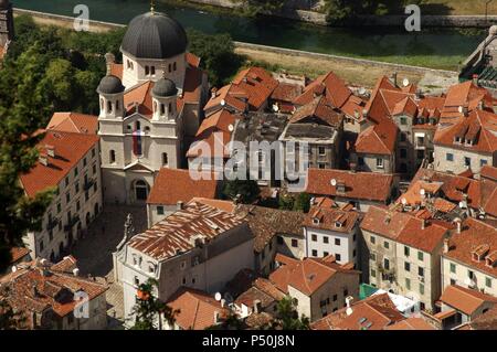 Repubblica di Montenegro. Cattaro. Vista della città con la chiesa di San Nicola. Nel 1979 è stata dichiarata dall UNESCO Patrimonio Mondiale tutto il patrimonio naturale, culturale e storica regione di Cattaro. Foto Stock