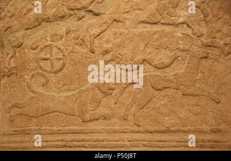 Arte micenea La Grecia. Stele funeraria in pietra. Rilievo raffigurante un leone a caccia di un cervo. Dalla tomba V di un cerchio a Micene. Datato nel XVI secolo A.C. Museo Archeologico Nazionale. Atene. Foto Stock