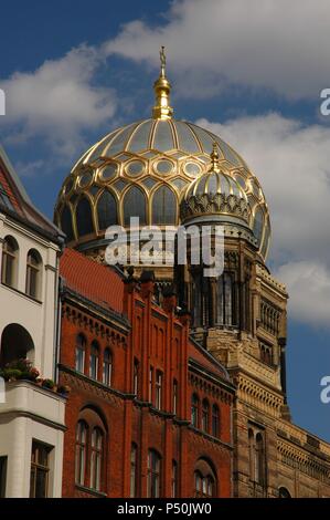 Germania. Berlino. La nuova sinagoga (Neue Synagogue). Costruito nel 1859-66 da architetti tedeschi Eduard Knoblauch (1801-1865) e, dopo la sua morte da Friedrich August Stuler (1800-1865). Fu distrutto dai Nazisti durante la Seconda Guerra Mondiale e ricostruita tra il 1988-1991 da Bernhard Leisering(1951-2012). Cupola con nervature dorate e incoronato byt la stella di Davide. Foto Stock