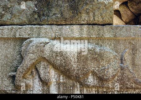 Mura ciclopiche della città antica risalente al IV secolo A.C. Vista del gateway chiamato Porta del Leone, uno dei sei ingressi in città. Essa mostra un leone divorando un toro. Butrinto. Repubblica di Albania. Foto Stock