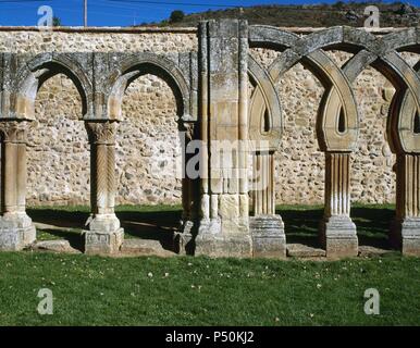 Arte romanica. San Juan de Duero. Visualizzare le intrecciate arcate del chiostro. XIII secolo. Esso contiene elementi di stile romanico, gotico, stile mudéjar e influenze orientali. È stato dichiarato monumento nazionale nel 1882. Soria. Castiglia e Leon. Spagna. Foto Stock