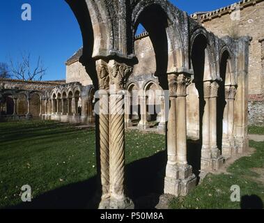 Arte romanica. San Juan de Duero. Vista del chiostro. XIII secolo. Esso contiene elementi di stile romanico, gotico, stile mudéjar e influenze orientali. È stato dichiarato monumento nazionale nel 1882. Soria. Castiglia e Leon. Spagna. Foto Stock