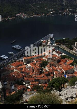 Repubblica di Montenegro. Cattaro. Vista generale della città lungo il fiordo dalla parete. Nel 1979 è stata dichiarata dall UNESCO Patrimonio Mondiale tutto il patrimonio naturale, culturale e storica regione di Cattaro. Foto Stock