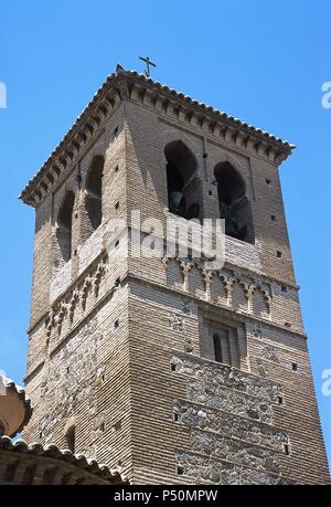 ARTE mudejar. ESPAÑA. La Iglesia de Santa LEOCADIA. Reformada en el Siglo XVIII por Orden de Doña María Cristina, esposa del monarca Carlos IV. Se alza sobre el solar de la Casa Natal de la santa que le da nombre. Vista de la Torre, elemento que conserva de su primitiva fábrica mudéjar. TOLEDO. Castilla-La Mancha. Foto Stock