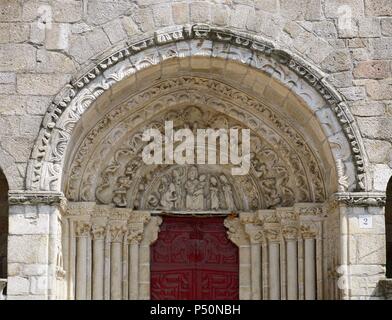 Arte Gotica. Chiesa di Santa Maria di Azogue. Fine del XIV secolo e agli inizi del XV secolo. Parte anteriore decorata con archivolti e timpano raffigurante l' Adorazione dei Magi e l'Annunciazione. Betanzos. La Galizia. Spagna. Foto Stock