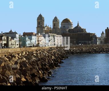 Andalusia. Cadice. Vista del campo del Sur, la fachada marítima de la ciudad junto al Océano Atlántico. Al fondo destaca la Catedral. Foto Stock