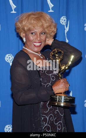 Ja'Net DuBois con Emmy per straordinarie prestazioni di voiceover come la sig.ra Avery sul PJs, al 2001 Creative Arts Emmy Awards a Pasadena Civic Auditorium di Los Angeles Sabato, Sett. 8, 2001. Foto di © Tsuni - DuBoisJa"Net01.jpgDuBoisJa"Net01 evento nella vita di Hollywood - California, tappeto rosso Evento, STATI UNITI D'AMERICA, industria cinematografica, celebrità, fotografia, Bestof, arte cultura e intrattenimento, Topix celebrità moda, migliori della vita di Hollywood, evento nella vita di Hollywood - California, backstage trofeo, premi mostra, movie celebrità, personaggi televisivi, musica celebrità, Topix, BES Foto Stock