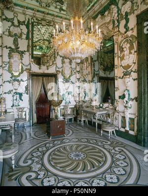 Spagna. Art. Rococo. Il Palazzo Reale di Madrid. La sala di porcellana, da Juan Bautista de la Torre, Jose Gricci e Jenaro Boltri. Decorato tra il 1765-1770. (Buen Retiro fabbrica di porcellana). Progettato il suolo da Matias Gasparini. Il patrimonio nazionale. Foto Stock