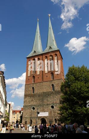 ALEMANIA. Berlino. La Iglesia de San Nicolás (Nikolaikirche), situada en el barrio homónimo. Fue erigida entre los años 1220 y 1230 (S. XIII), y reconstruída tras la II Guerra Mundial. Foto Stock