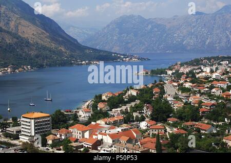 Repubblica di Montenegro. Cattaro. Vista della città lungo il fiordo. Nel 1979 è stata dichiarata dall UNESCO Patrimonio Mondiale tutto il patrimonio naturale, culturale e storica regione di Cattaro. Foto Stock