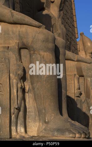 Ramesse II. Dettaglio della sua gamba. Nuovo Regno. Tempio di Luxor. L'Egitto. Foto Stock