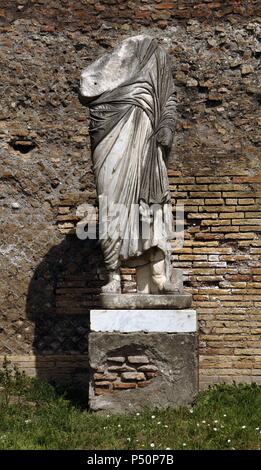 Ostia Antica. Forum. Ii secolo D.C. Statua. L'Italia. Foto Stock