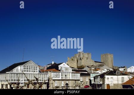 Spagna. La Galizia. Castro Caldelas. Panorama con il castello medievale. Foto Stock