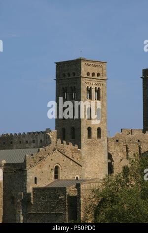 Monastero di Sant Pere de Roda (San Pietro di rose). Fondata intorno all'anno 900. Monastero benedettino. La presente costruzione è datata al XI secolo. Stile lombardo torre campanaria. Cap de Creus. Alt Emporda regione. La provincia di Girona. La Catalogna. Spagna. L'Europa. Foto Stock