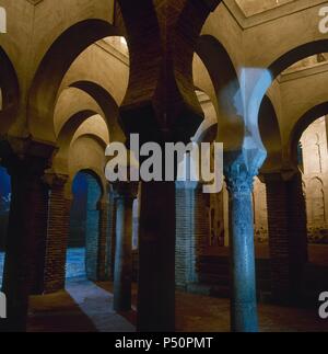 ARTE islamico. ESPAÑA. La Iglesia DEL CRISTO DE LA LUZ. Antigua Mezquita de Bib-al Mardón (999), transformada en la iglesia católica en el s. XII. Detalle del interno con sus arcos columnas y. TOLEDO. Castilla-La Mancha. Foto Stock