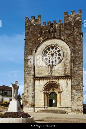 La Galizia. A PORTOMARIN. Vista generale de la Iglesia-Fortaleza de San Nicolas (antigua Iglesia de San Juan) erigida entre los siglos XII y XIII. Perteneció a la Orden de San Juan de Jerusalén. Comarca de Lugo. Provincia de Lugo. España. CAMINO DE SANTIAGO. Foto Stock