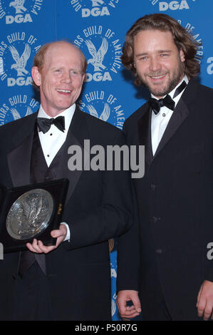 Ron Howard è stato nominato per la migliore regia e presentato da Russell Crowe al 54th Direttore annuale Guild Awards presso il Century Plaza di Los Angeles. Il 9 marzo 2002. - HowardRon CroweRussell01.jpgHowardRon CroweRussell01 evento nella vita di Hollywood - California, tappeto rosso Evento, STATI UNITI D'AMERICA, industria cinematografica, celebrità, fotografia, Bestof, arte cultura e intrattenimento, Topix celebrità moda, migliori della vita di Hollywood, evento nella vita di Hollywood - California, backstage trofeo, premi mostra, movie celebrità, personaggi televisivi, musica celebrità, Topix, Bestof, arte cultura e immettere Foto Stock