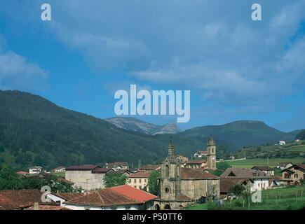 PAIS VASCO. PARQUE NATURAL DE GORBEIA. Espacio natural entre El Puerto de Barazar y el de Antube. Vista desde UBIDEA y, al fondo, la cumbre del monte GORBEIA (1481 m). Provincia de Vizcaya. Foto Stock