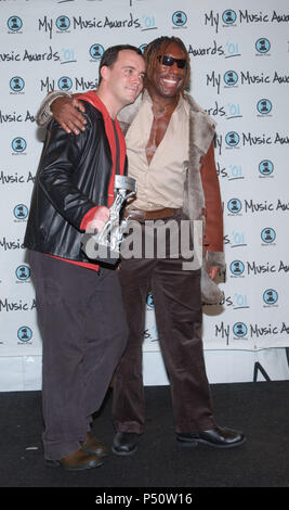 Dave Matthews e Boyd Tinsley con award per il mio gruppo preferito nella sala stampa al mio VH1 Music Awards presso lo Shrine Auditorium di Los Angeles Domenica, Dicembre 3, 2001. - MatthewDave BoydTinsley .jpgMatthewDave BoydTinsley  evento nella vita di Hollywood - California, tappeto rosso Evento, STATI UNITI D'AMERICA, industria cinematografica, celebrità, fotografia, Bestof, arte cultura e intrattenimento, Topix celebrità moda, migliori della vita di Hollywood, evento nella vita di Hollywood - California, backstage trofeo, premi mostra, movie celebrità, personaggi televisivi, musica celebrità, Topix, Bestof, arti e cultura Ente Foto Stock