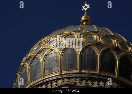 Germania. Berlino. La nuova sinagoga (Neue Synagogue). Costruito nel 1859-66 da architetti tedeschi Eduard Knoblauch (1801-1865) e, dopo la sua morte da Friedrich August Stuler (1800-1865). Fu distrutto dai Nazisti durante la Seconda Guerra Mondiale e ricostruita tra il 1988-1991 da Bernhard Leisering(1951-2012). Dettaglio. Cupola con nervature dorate e incoronato byt la stella di Davide. Foto Stock