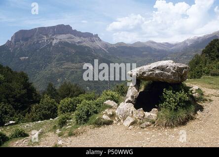 ARTE PREHISTORICO. EDAD METALES. ESPAÑA. DOLMEN DE TELLA. Monumento megalítico situado en el Parque Nacional de Ordesa y Monte Perdido. Al fondo, la cumbre del CASTILLO MAYOR (1983 m). Provincia de Huesca. Aragón. Foto Stock