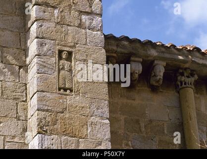 ARTE romanico. ESPAÑA. COLEGIATA DE SAN PEDRO. Il Templo fechado en 1129. La torre es posteriore, de 1199. Construido en estilo romanico cántabro. Detalle esterno del muro. CERVATOS. Campoo de Enmedio. Cantabria. Foto Stock