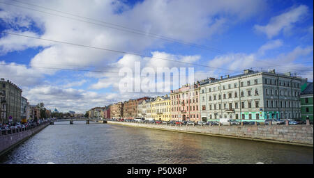 San Pietroburgo, Russia - Oct 13, 2016. Vista di vecchi edifici con Griboedov Canal a San Pietroburgo, Russia. Foto Stock