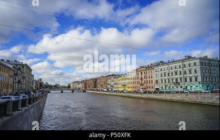 San Pietroburgo, Russia - Oct 13, 2016. Vista di vecchi edifici con Griboedov Canal a San Pietroburgo, Russia. Foto Stock