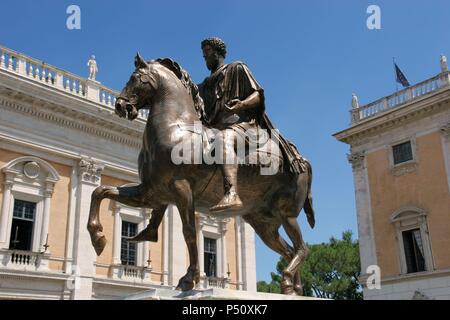 Arte romana. La replica della equestian statua di Marco Aurelio (121-180 AD). Antonine dinastia. L'originale si trova nel Palazzo dei Conservatori. Roma. L'Italia. Foto Stock