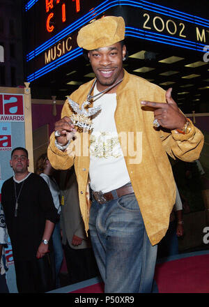 Busta Rhymes arrivando al 2002 MTV Video Music Awards al Radio City Music Hall di New York. Agosto 29, 2002. - RhymesBusta02A.jpgRhymesBusta02un evento nella vita di Hollywood - California, tappeto rosso Evento, STATI UNITI D'AMERICA, industria cinematografica, celebrità, fotografia, Bestof, arte cultura e intrattenimento, Topix celebrità moda, migliori della vita di Hollywood, evento nella vita di Hollywood - California, backstage trofeo, premi mostra, movie celebrità, personaggi televisivi, musica celebrità, Topix, Bestof, arte cultura e intrattenimento, fotografia, inchiesta tsuni@Gamma-USA.com , Tsuni Credito / U Foto Stock