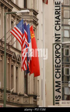 Il Checkpoint Charlie. Il più famoso dei punti di attraversamento del muro di Berlino tra le due parti della città. American, Inglese e bandiere sovietica. Berlino. Germania. Foto Stock